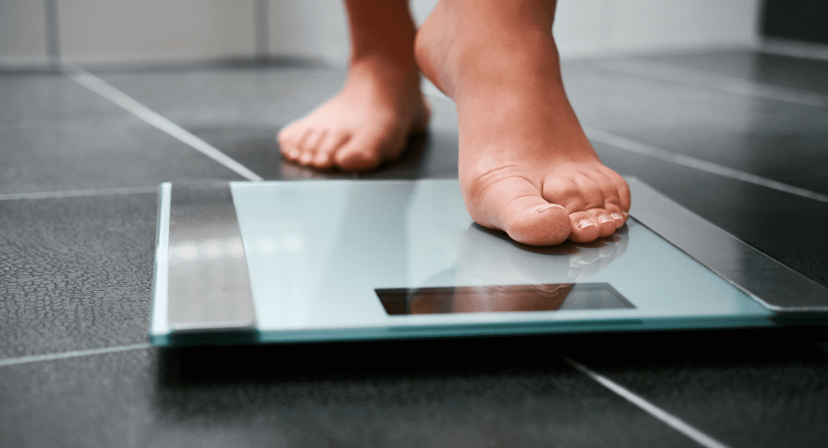 pessoa medindo o peso para emagrecimento saudável
